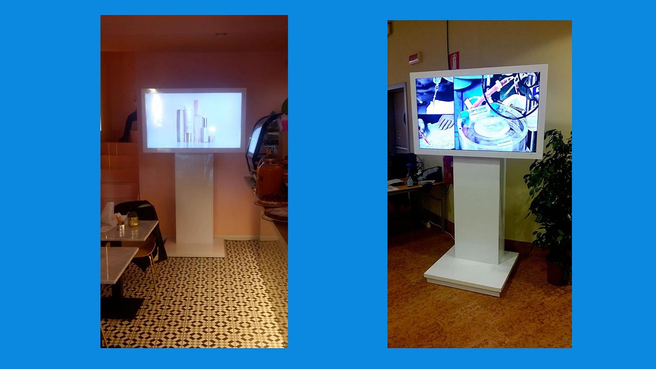 MONITOR DA 55  SU STAND BIANCO